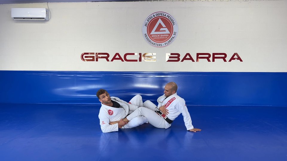 Tecnica, controllo e mentalità per dominare il tatami Contenuti nascondi 1 Tecnica, controllo e mentalità per dominare il tatami 1.1 Chi è Lucas Valente: campione e studioso del Jiu-Jitsu 1.2 La Valente Lock: non solo una sottomissione, ma un sistema 1.3 Perché questo corso è utile a tutti i praticanti 1.4 Il mix tra tecnica e mentalità: l’eredità di Lucas 1.5 Vuoi portare il tuo gioco al livello successivo? Nel mondo del Brazilian Jiu-Jitsu competitivo, pochi nomi risuonano con la stessa forza e autenticità di Lucas Valente. Atleta di Gracie Barra, medagliato nei principali circuiti IBJJF e riconosciuto per il suo stile tecnico e innovativo, Lucas ha trasformato l’arte della finitura delle leve in un vero e proprio sistema di controllo e precisione. Oggi vogliamo raccontarti chi è Lucas, perché la sua Valente Lock è diventata così efficace e cosa puoi imparare dal suo nuovo corso online — un’opportunità imperdibile per chi è appassionato di Jiu-Jitsu tecnico, strategico e moderno. Chi è Lucas Valente: campione e studioso del Jiu-Jitsu Lucas Valente Tobias è un black belt della Gracie Barra 